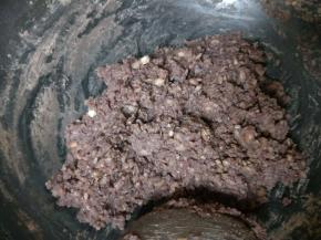 炒到水干，豆沙成团即可