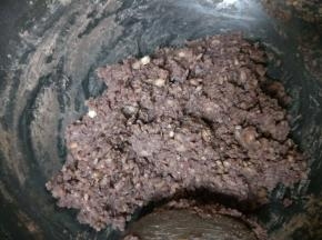 炒到水干，豆沙成团即可