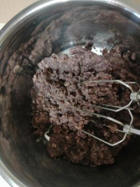 豆沙盛出，用手持打蛋器搅打
