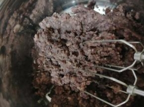 豆沙盛出，用手持打蛋器搅打