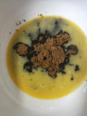 鸡蛋打散，加红糖搅拌均匀