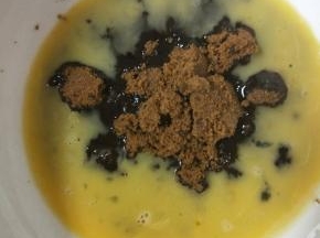 鸡蛋打散，加红糖搅拌均匀