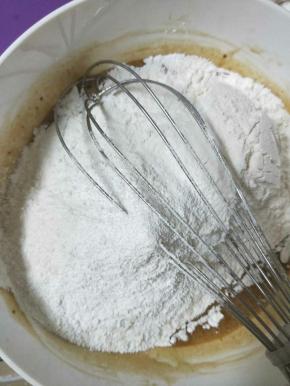 加入面粉和泡打粉，搅拌均匀