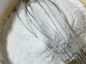 加入面粉和泡打粉，搅拌均匀