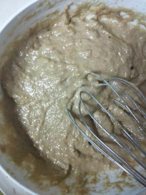 最后加水搅拌均匀，调好的面糊是这种稀稀的糊状，面粉的吸水量不同水的量可以调整