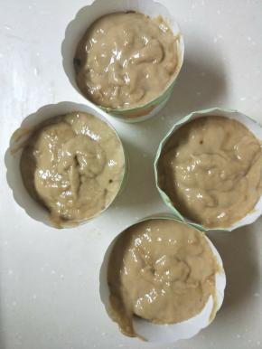 把面糊用勺子舀到纸杯中或者用裱花袋装入纸杯中