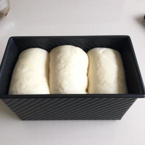 发酵到吐司盒的8分满