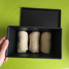 全部卷好以后放入学厨黑金刚吐司模具中，每一个之间有点缝隙，然后进行二次发酵