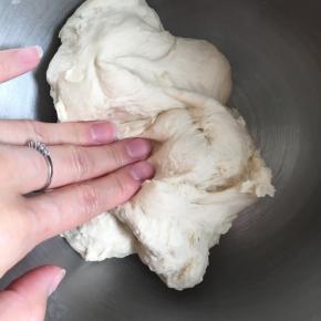 调至2档搅拌，揉到用手摸着有点粘但是不会粘到面团到手上的状态