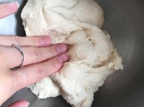 调至2档搅拌，揉到用手摸着有点粘但是不会粘到面团到手上的状态