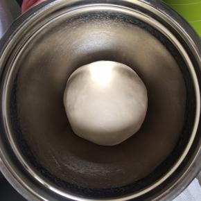 揉圆放在盆内，盖上湿毛巾，利用烤箱或者室温发酵1小时