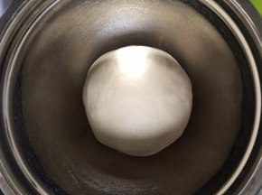 揉圆放在盆内，盖上湿毛巾，利用烤箱或者室温发酵1小时