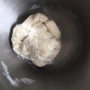 面粉和80%的牛奶混合，大概搅拌成团，然后用保鲜膜包着放置20分钟