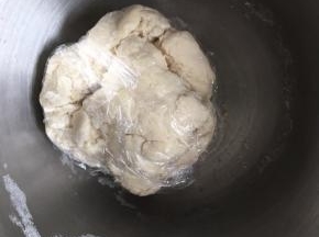 面粉和80%的牛奶混合，大概搅拌成团，然后用保鲜膜包着放置20分钟