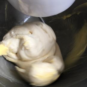 每一次黄油都揉进面团再投入，继续揉面