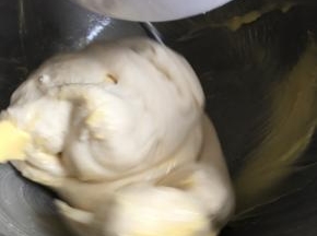 每一次黄油都揉进面团再投入，继续揉面