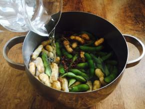 倒入准备好的开水，开水的量没过毛豆和花生即可。