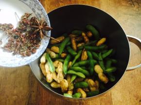 往盛有毛豆花生的锅里倒入花椒20g，八角1枚。