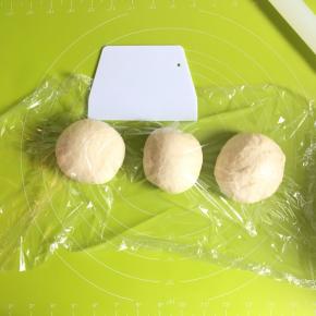 每一分都揉圆，盖上保鲜膜松弛15分钟