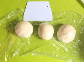 每一分都揉圆，盖上保鲜膜松弛15分钟
