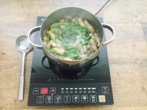 煮开后，改小火慢煮。
全程不盖锅盖儿。