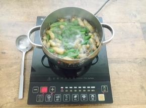煮开后，改小火慢煮。
全程不盖锅盖儿。