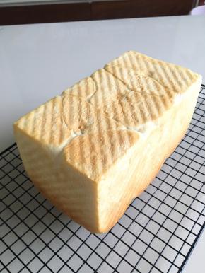 中途可以打开烤箱换一下吐司方向，烤好的吐司处理后即脱模，放在晾凉网架上