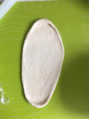 然后每一个圆面团都擀长成牛舌状
