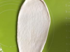 然后每一个圆面团都擀长成牛舌状