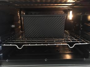 盖上吐司盖子，提前预热烤箱170度，上下火，烤30分钟左右