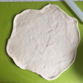 取出放在揉面垫上，擀扁，仔细排出气体