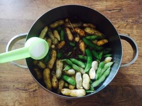 加入2勺盐，滴入2滴油。