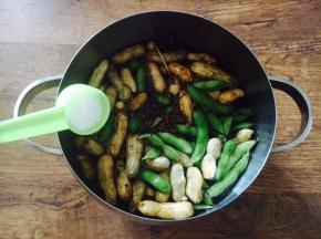 加入2勺盐，滴入2滴油。