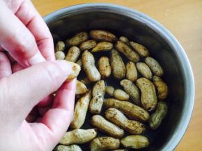 毛豆在水里需要泡半个小时左右，反复清洗干净，把花生的一端挤开个小口，以便入味。