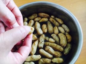 毛豆在水里需要泡半个小时左右，反复清洗干净，把花生的一端挤开个小口，以便入味。