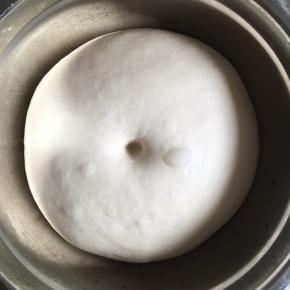 发酵到2-2.5倍大小，取出，用手指沾一点面粉戳一下不会回缩即可