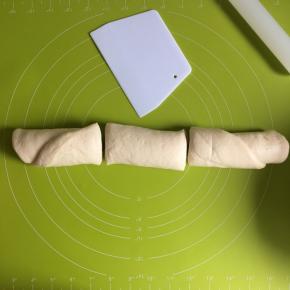 然后卷起来，均分成三份