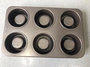 取10g黄油融化，在模具内侧刷薄黄油。（这一步非常重要，取决最后是否脱模顺利。黄油不在配方中，需另外准备）。