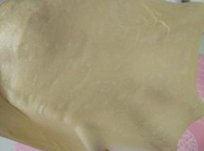 把除了黄油之外的材料全部混合，用手揉面20分钟，直到光滑有弹性，加入软化好的液态黄油继续揉，这里的面团会惨不忍睹，有点粘稠，不要放弃，继续，坚持揉到手套膜，天气热，手揉面虽然辛苦，但做出来的土司绝对比面包机揉的面团好吃的多（自认为哈哈）