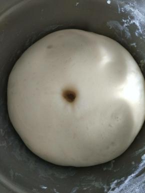 把出膜的面团放在面盆中发酵，这时候可以利用纯天然的发酵环境了，不过发酵时间会延长，50分钟到1个小时。如果家里有烤箱且自带发酵功能，那么恭喜你，利用起来吧，放进去发酵40分钟，拿出来用沾了少许面粉的手指插进面团，不回缩也不回弹，就说明发酵好了。