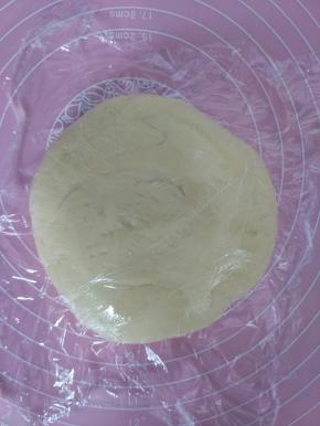 拿出发酵好的面团，用手揉法继续把面团揉一揉，排出气体，这一步至关重要，因为这个排气有利于土司的整形，另一个方面，土司可以更松软。盖上保鲜膜，醒发15分钟。