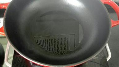 锅烧热，放少许油