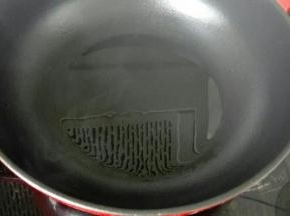 锅烧热，放少许油