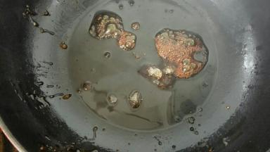 放1块冰糖，小火烧制糖融化，颜色微黄