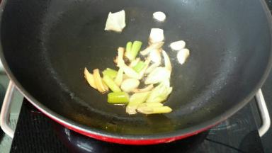 下入葱姜蒜爆香