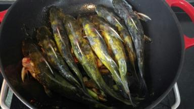 烹入料酒、醋、味极鲜