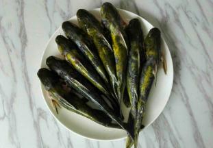 对不起，这个是步骤1！！嘎鱼去肠肚和鱼腮，清洗干净。