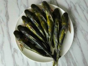 对不起，这个是步骤1！！嘎鱼去肠肚和鱼腮，清洗干净。
