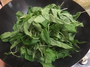 4. 水烧开加入20克盐再加入麻叶
