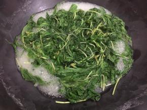 5. 把麻叶煮至软，喜欢有嚼劲的就再煮5分钟就差不多